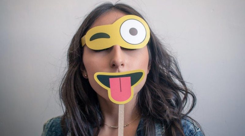 Guter Content - Frau mit Emoji-Maske