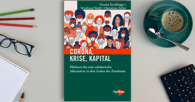 Fachbuch „Corona, Krise, Kapital“ auf einem Schreibtisch