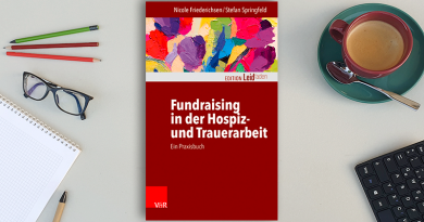 Fachbuch „Fundraising in der Hospiz- und Trauerarbeit“ auf einem Schreibtisch