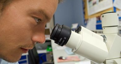Wissenschaftler schaut durch ein Mikroskop