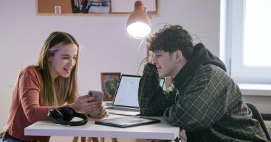 junge Leute mit Laptop und Smartphone
