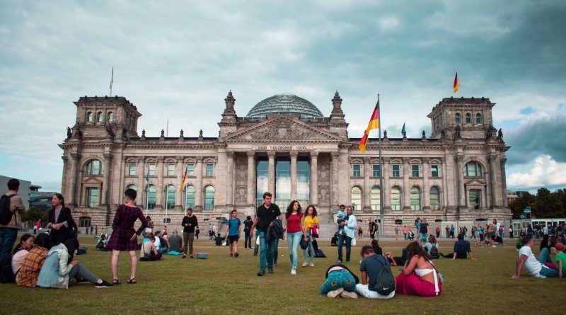 Menschen vor dem Reichstagsgebäude in Berlin