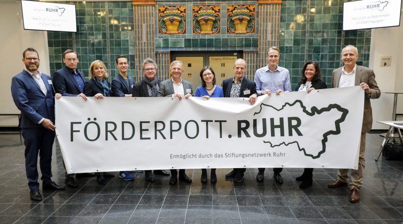Die Förderer des „Förderpott.Ruhr 2020“ feiern den Start der ruhrgebietsweiten Ausschreibung