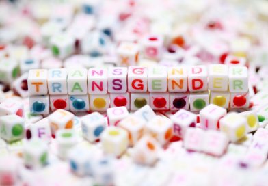 bunte Würfel formen das Wort Transgender