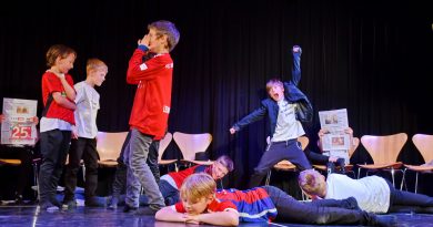 Schulkinder führen ein Theaterstück auf