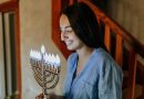 Frau mit jüdischen Leuchter