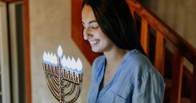 Frau mit jüdischen Leuchter