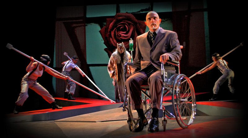 Mann im Rollstuhl auf einer Theaterbühne