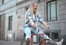 eine junge Frau fährt mit dem Fahrrad
