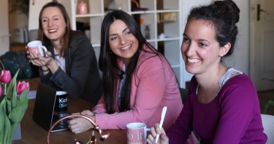 drei junge Frauen sitzen an einem Tisch