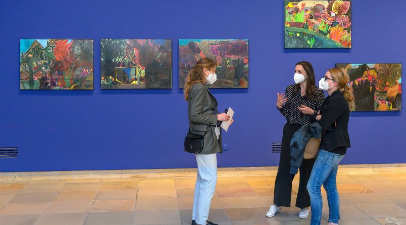 Drei Frauen schauen sich die Ausstellung euward an.