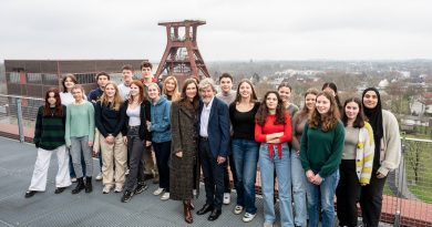 Reinhold Messner und Schüler beim Ideenwettbewerb „Ruhr Natur“