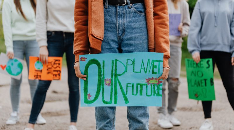 jugendliche Klimaaktivisten mit Protestschildern