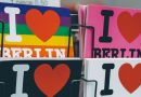 bunte Postkarten mit dem Schriftzug I love Berlin