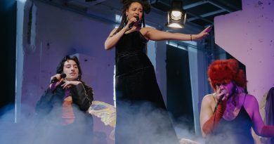 drei junge Künstler singen auf einer Bühne