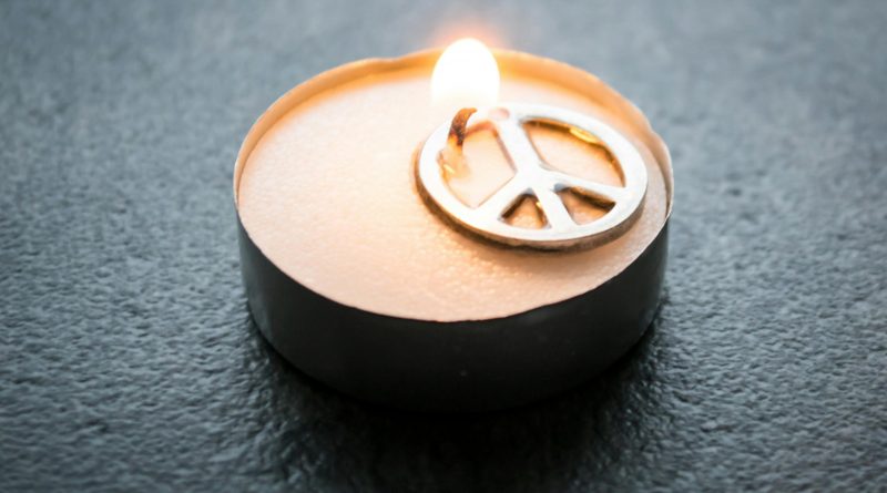 eine Kerze mit einem Peace-Zeichen