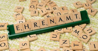 Scrabble Buchstaben formen das Wort Ehrenamt