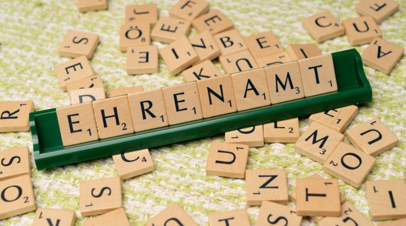 Scrabble Buchstaben formen das Wort Ehrenamt